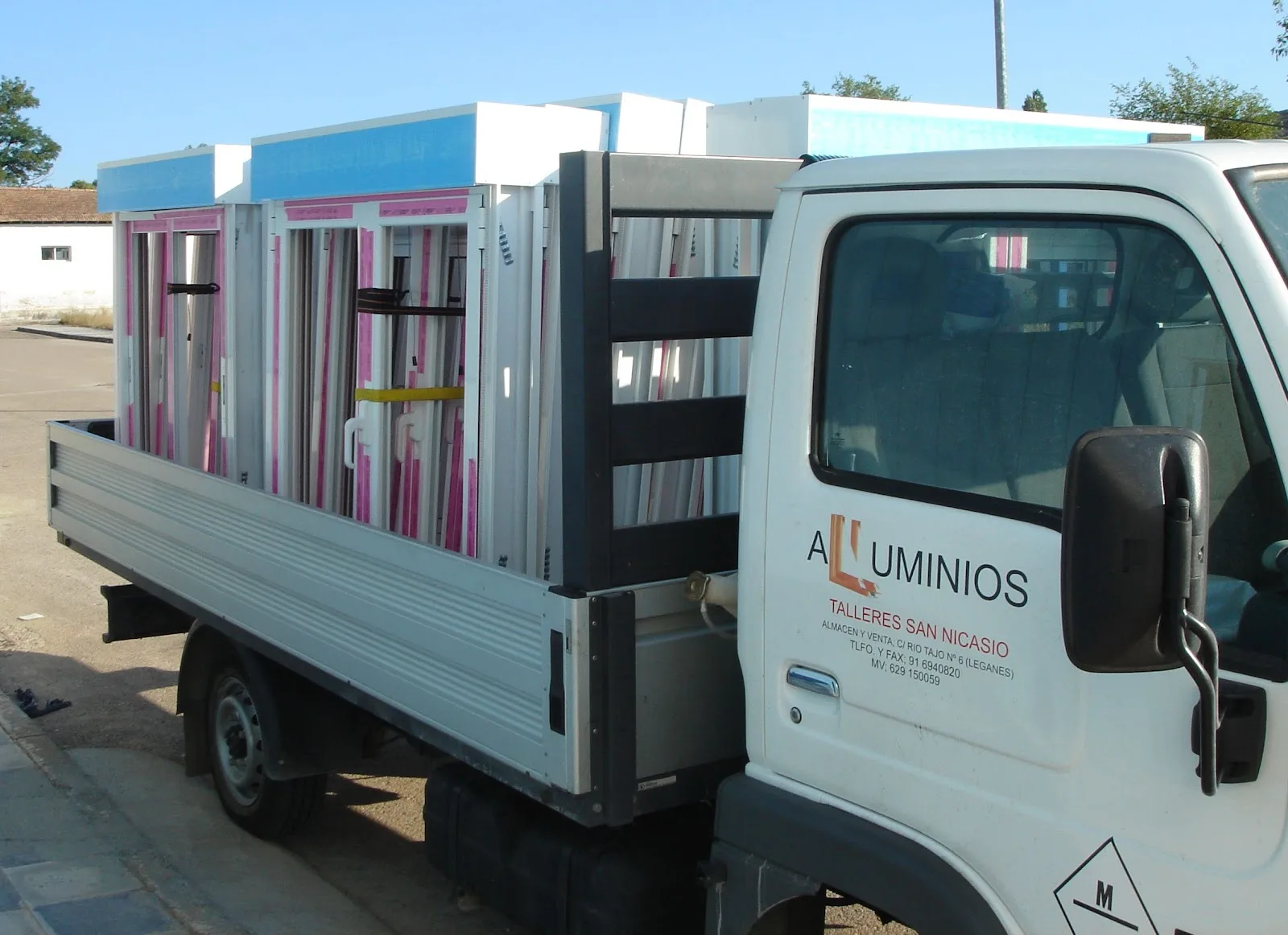 Camión de Aluminios San Nicasio transportando ventanas