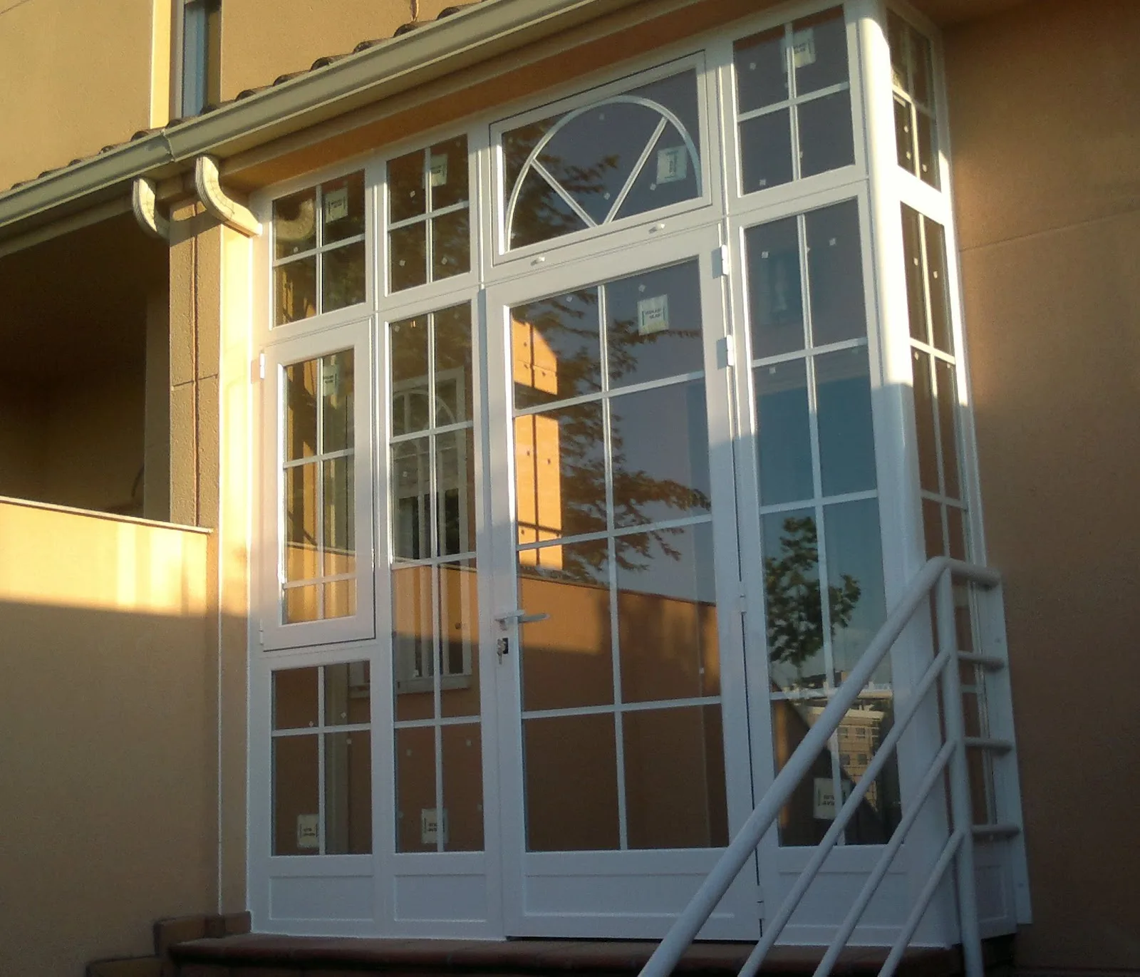 Puertas de aluminio instalado por San Nicasio en Leganés