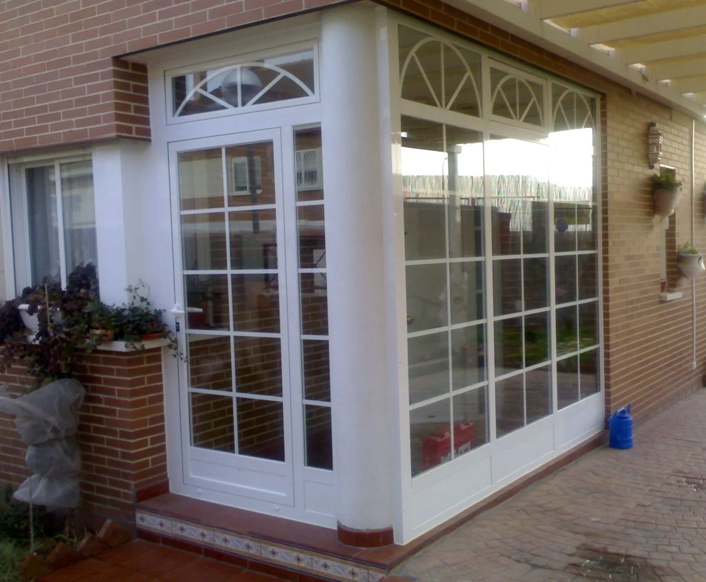 Cerramiento de porche de aluminio blanco en Leganés
